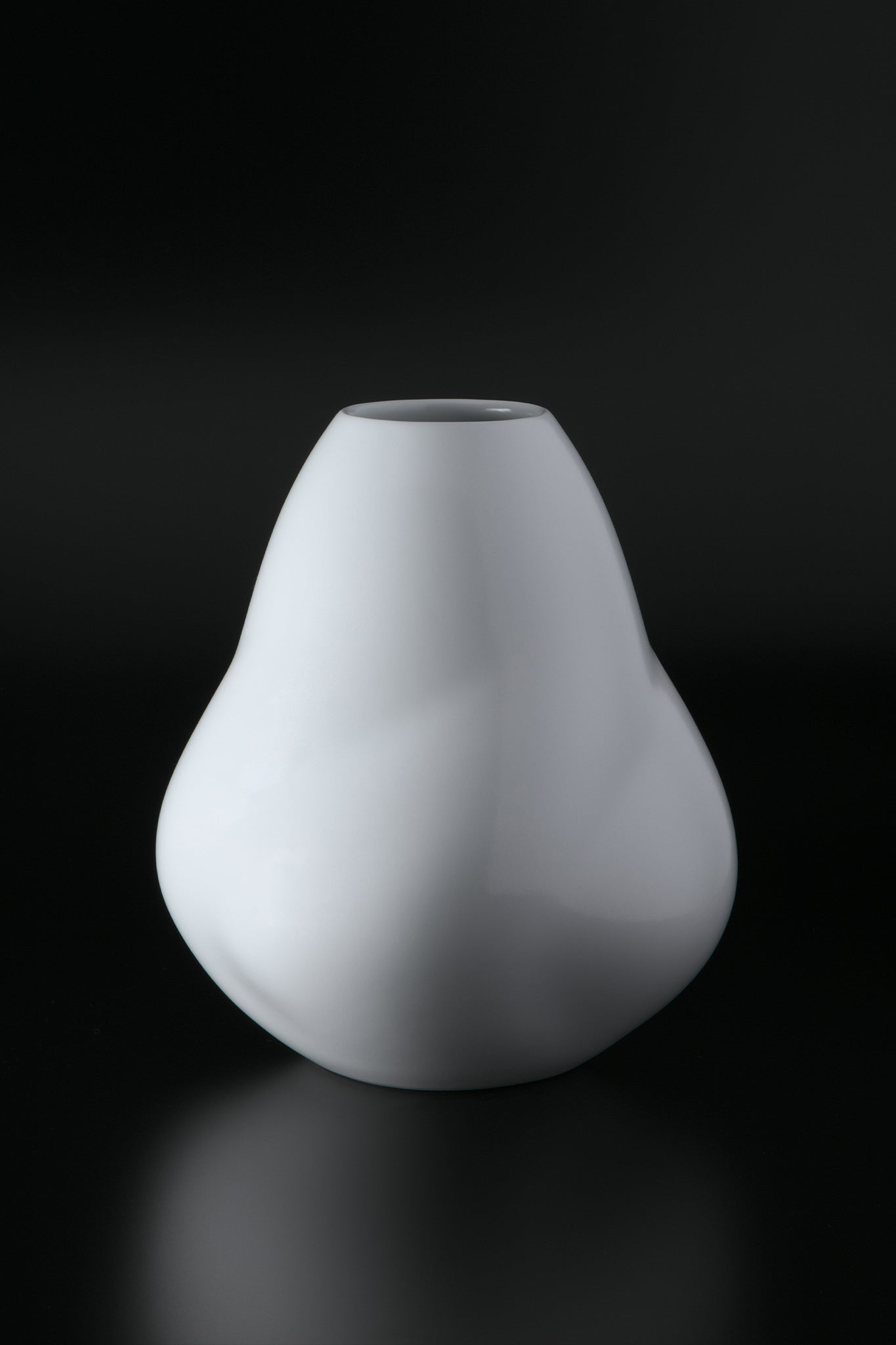 Akihiro Maeta - 007 White Porcelain Twisted Faceted Vase