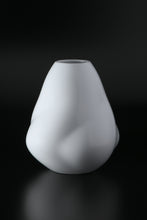 Charger l&#39;image dans la galerie, Akihiro Maeta - 007 White Porcelain Twisted Faceted Vase
