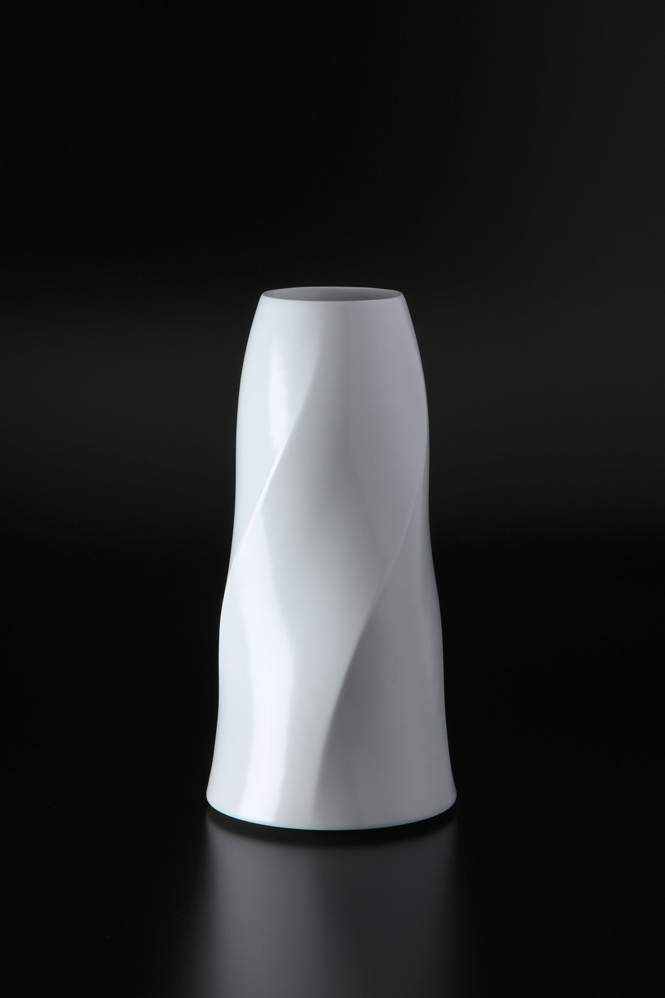 Akihiro Maeta - 008 White Porcelain Twisted Faceted Vase