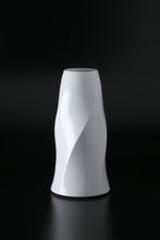 Charger l&#39;image dans la galerie, Akihiro Maeta - 008 White Porcelain Twisted Faceted Vase
