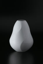 Charger l&#39;image dans la galerie, Akihiro Maeta - 010 White Porcelain Twisted Faceted Vase
