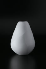 Charger l&#39;image dans la galerie, Akihiro Maeta - 010 White Porcelain Twisted Faceted Vase

