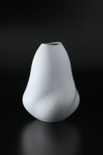 Charger l&#39;image dans la galerie, Akihiro Maeta - 012 White Porcelain Faceted Vase
