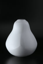 Charger l&#39;image dans la galerie, Akihiro Maeta - 003 White Porcelain Faceted Vase
