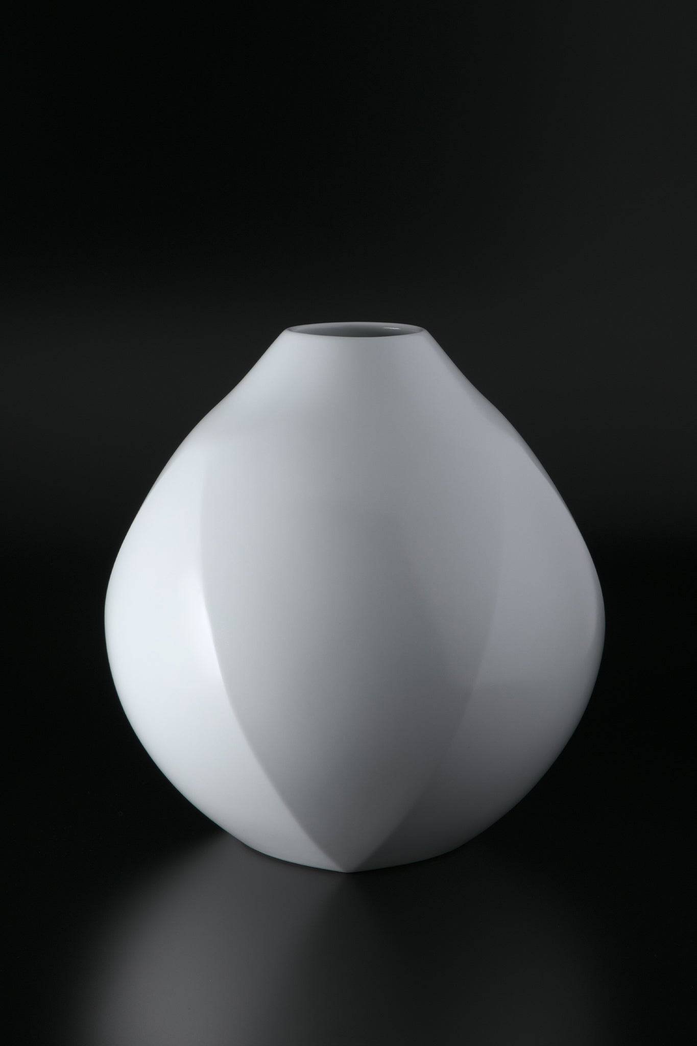 Akihiro Maeta - 004 White Porcelain Faceted Vase