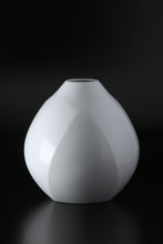 Charger l&#39;image dans la galerie, Akihiro Maeta - 004 White Porcelain Faceted Vase
