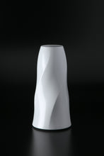 Charger l&#39;image dans la galerie, Akihiro Maeta - 008 White Porcelain Twisted Faceted Vase
