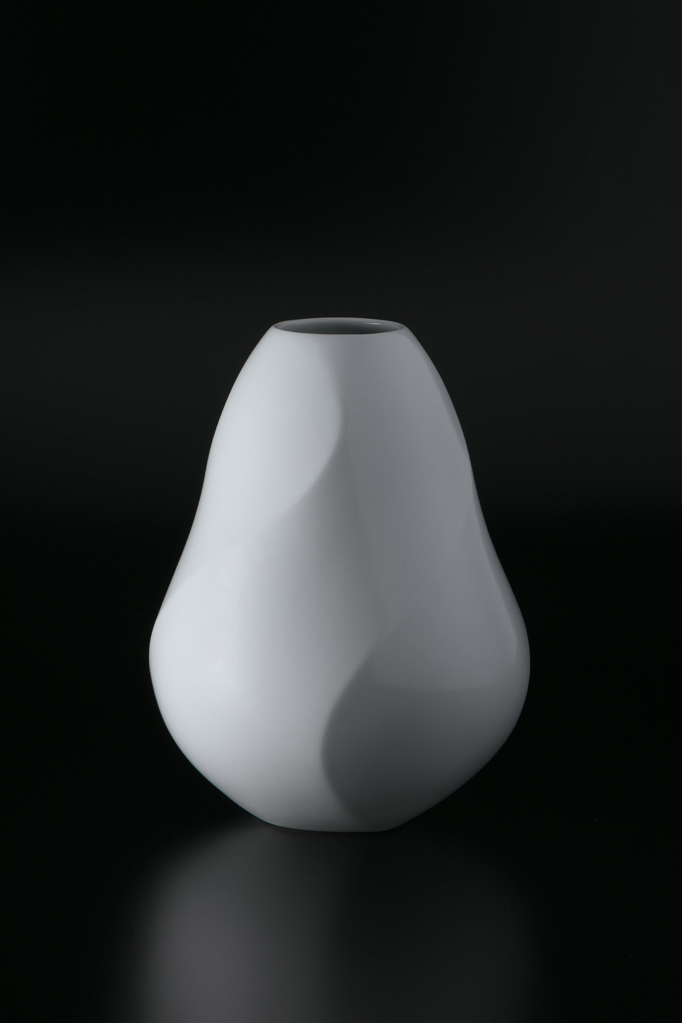 Akihiro Maeta - 010 White Porcelain Twisted Faceted Vase