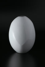 Charger l&#39;image dans la galerie, Akihiro Maeta - 011 White Porcelain Faceted Vase
