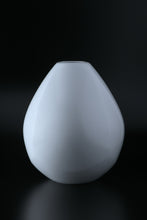 Charger l&#39;image dans la galerie, Akihiro Maeta - 001 White Porcelain Faceted Vase

